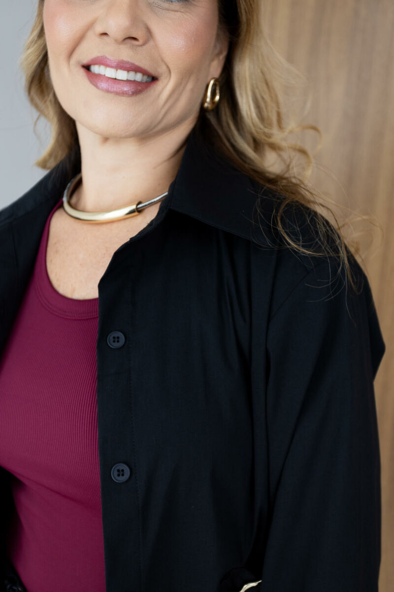 Imagem de Camisa Raphaela em Tricoline - Preta - com Ajuste Lateral na Cintura